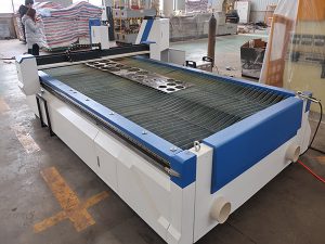 カーボン薄板金のステンレス鋼CNC血しょう打抜き機